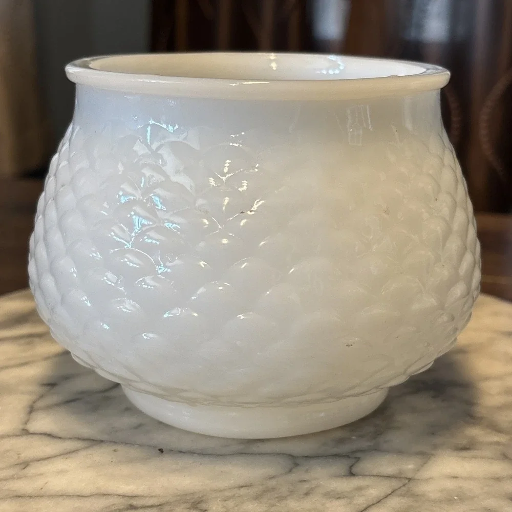 VTG MCM E. O. Brody Glass Company Cleveland Ohio Milk Glass Scallop Planter Vase